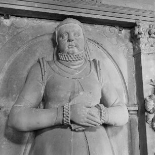 Grabstein für Anna von Rodenstein, geb, von Boineburg, gest. 1585, Frau von Georg III. von Rodenstein