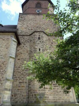 Stadtkirche - Kirchturm von Norden mit Treppenturm (halb in der Wand) zu den Obergeschossen