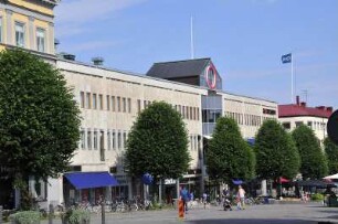 Örebro - Kaufhaus am Markt : Straßenszene, aufgenommen im Zentrum von Örebro am 25. Juli 2012