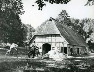 Bauernhof in der Nordheide. Das Haus ist reetgedeckt