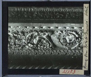 Florenz, S. Maria del Fiore (Dom) : Relief an der Südseite, Details des Gewändes