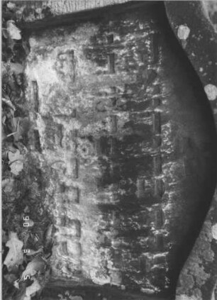 Grabstein 141 (Index: 99608825) Material: Sandstein Zustand: stark verwittert, eingesunken (abgebrochen?) Maße HxBxT: 44x60x11 cm Beschreibung: Stele, geschweifter Abschluß, Schriftfeld eingetieft: Grabstein 141A