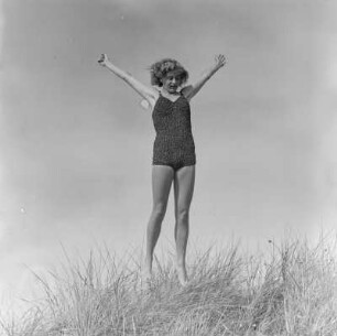 Frau im Badeanzug am Strand