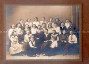 Erinnerungsfoto einer Mädchenklasse zum Schulabgang