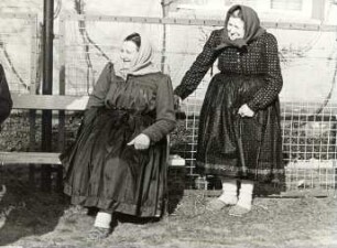 Ausgehtracht aus Dissen : Kleidung - niedersorbische Tracht. Ort: Dešno / Dissen. Zwei Frauen in Ausgangstracht