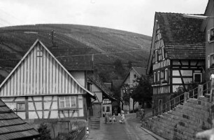 Varnhalt: Dorfstraße mit Gruppe Frauen und Kindern
