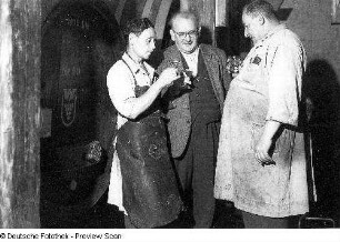 Robert Weber (Mitte) in seiner Weinkellerei und Likörfabrik mit Mitarbeitern bei der Verkostung