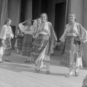 Frauen und Mädchen in Tracht einer bulgarischen Volkstanzgruppe