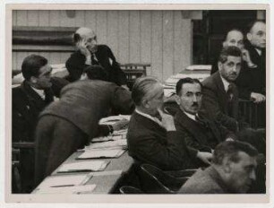 Anthony Eden während einer Sitzung des Völkerbundes in Genf. links: Anthony Eden