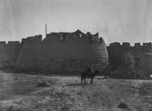 Reiter vor Festung : Ein Reiter vor einer Festungsanlage im Tian Shan Hochgebirge