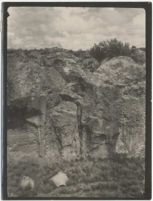 Lochverwitterung in einer Schlucht der Vulkantafel westlich von Curahuara de Carangas