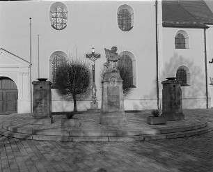 Denkmalsanlage für die Gefallenen des 1. und 2. Weltkrieges : Pfreimd. Südseite der Stadtpfarrkirche mit Denkmalsanlage für die Gefallenen des 1. und 2. Weltkrieges und Kruzifix