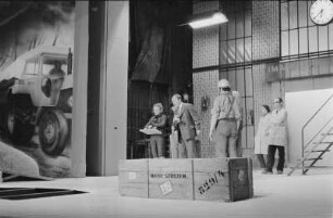 Szenenbilder aus "Die Abenteuer der Johanna von Döbeln", Schauspiel von Helmut Baierl. Maxim-Gorki-Theater Berlin, 15.06.1976 (Premiere am 18.06.1976) : Mit Swetlana Schönfeld (Johanna Deike), Dieter Wien (Günter Klein), Christoph Engel (Eduard Rohnert), Dietmar Obst (Arno), Lotte Loebinger/Ursula Mundt (Blumenfrau), Evamaria Bath (Rau Lobstett), Jochen Thomas (Paul Lobstett), Christa Löser (Krankenschwester), Tim Hoffmann (Schöffe) u. a.