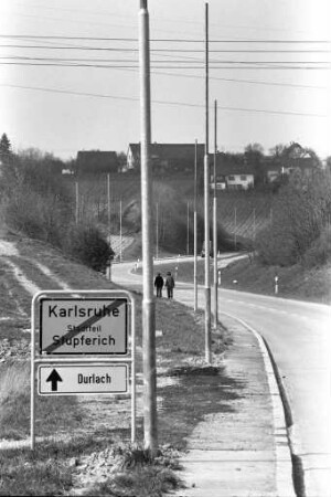 Ausstattung der Landesstraße zwischen Stupferich und Thomashof mit Metallichtmasten