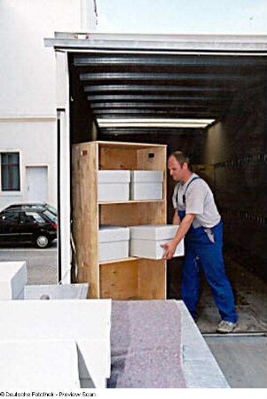 Umzug aus den dezentralen Standorten (Deutsche Fotothek und Stenografische Sammlung) in die Sächsische Landesbibliothek - Staats- und Universitätsbibliothek Dresden, Zentralbibliothek. Transportarbeiter mit Buch-Rollbehälter am Hintereingang : Dresden-Neustadt, Bautzner Straße 19. Umzug aus den dezentralen Standorten (Deutsche Fotothek und Stenografische Sammlung) in die Sächsische Landesbibliothek - Staats- und Universitätsbibliothek Dresden, Zentralbibliothek. Transportarbeiter mit Buch-Rollbehälter am Hintereingang