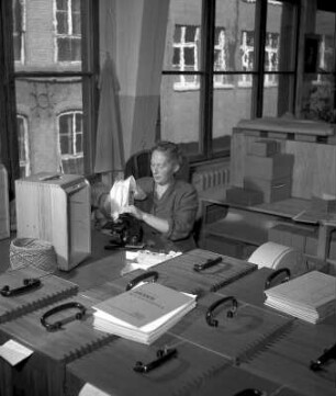 Arbeiterin beim Verpacken der Mikroskope des VEB Carl Zeiss Jena