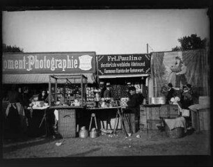 Ohne Titel (Rummelplatz, am Stand von "Frl. Pauline")