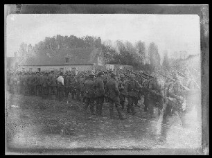 Ankunft und Durchmarsch von Kriegsfreiwilligen des 16. Infanterie-Regiments durch Éterpigny (Dep. Somme, Frankreich)