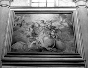 Die Madonna mit dem Jesuskind auf dem Arm steht auf der Weltkugel