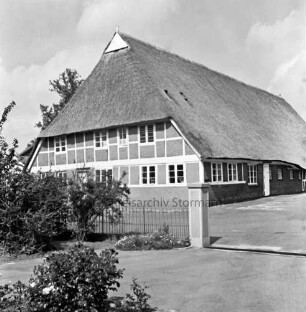 Barsbütteler Hof: Fachwerkhaus mit Reetdach von Wehrführer August Heinrich Munstermann: vorn links Sträucher: rechts Zufahrt