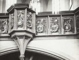 Relief-Felder der Emporenbrüstung