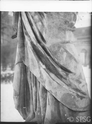Berlin, Schloss Charlottenburg, Statue vor der Orangerie, Detail.