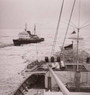 MS Wittenberg begegnet auf der Ostsee dem Eisbrecher Perkun