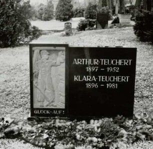 Grabstein für den Bergmann Arthur Teuchert (1897-1952) und seine Frau Klara Teuchert (1896-1981)