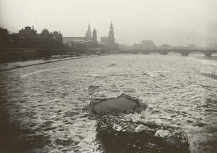 Dresden, Blick von der Carolabrücke elbabwärts auf die Altstadt bei Eisstand mit Waken, dabei Wildenten