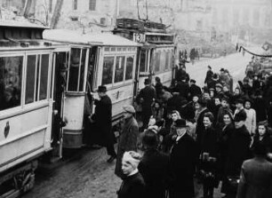 Szene aus dem amerikanischen Dokumentarfilm "Dresden 1946": Fahrgäste an der Straßenbahn