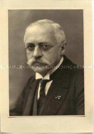 Porträtfoto des Pfarrers Julius Koch - Personenkonvolut