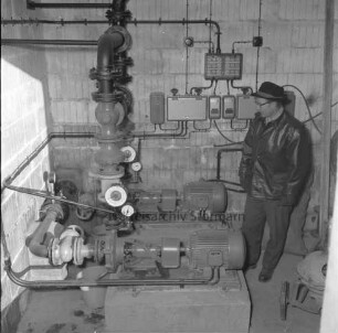 Klein Barnitz: Wasserwerk Klein Barnitz des Wasserbeschaffungsverbands Reinfeld-Land: Pumpstation als Provisorium: Innenansicht: Besichtigung der Pumpe: rechts Mann