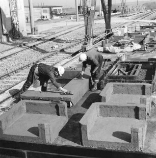 Gersdorf. VEB (B) Betonwerke Chemnitztal, Betriebsteil Betonwerke Gersdorf. Herstellung von Fertigbauteilen für das Bauwesen. Arbeiter beim Glätten des feuchten Betons mit der Mörtelglätte