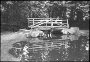 Holzbrücke im Schlosspark