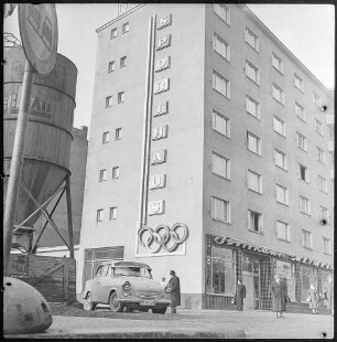 Leuchtreklame an der Seitenfassade des Sporthauses Olympia, März 1962. SW-Foto © Kurt Schwarz.