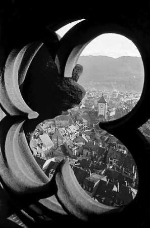 Freiburg i. Br.: Blick vom Münster auf Oberlinden durch Rosettenausschnitt