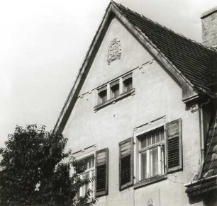 Dresden-Mickten, Naundorfer Straße 24. Wohnhaus (1913). Giebel mit Baujahr in Kartusche