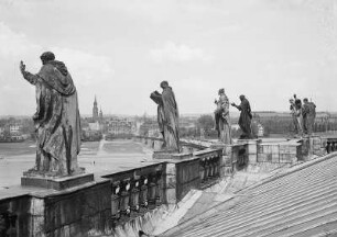Dresden, Hofkirche : Dresden. Katholische Hofkirche. Attikafiguren