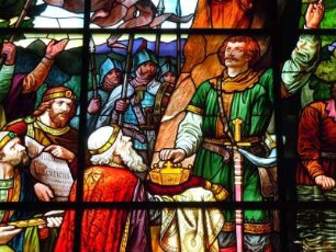 Quedlinburg - Glasbild im Rathaussaal : Ein farbiges Glasbild im Rathaussitzungsaal stellt Szenen aus der Stadtgeschichte dar. Aufgenommen in Quedlinburg am 9. September 2012