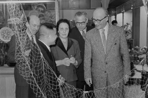 Johannes Dieckmann mit Vertretern der vietnamesischen Messedelegation - Messerundgang