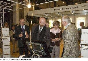 Prof. Hermann Kokenge, Rektor der TU Dresden, Ingolf Roßberg, Oberbürgermeister der Stadt Dresden, Barbara Ludwig, Staatsministerin für Wissenschaft und Kunst in Sachsen, und Dr. Thomas Bürger, Generaldirektor der SLUB Dresden, am Messestand eines Ausstellers
