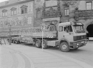 Sattelzug mit Gittermasten und Gegengewichten
