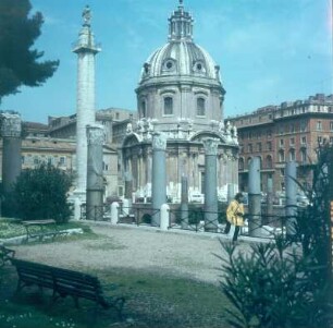 Rom. Kirche Santissimo Nome di Maria al Foro Traiano (18. Jh.) und Trajanssäule (98-117 n. Chr.)