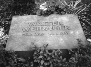 Grabplatte für Walter Weidauer : Grabplatte für Walter Weidauer (1899-1986). Sandstein, Metall. Dresden-Trachau, Heidefriedhof