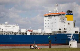 Frankreich. Haute Normandie. Eure. Aizier. Frachtschiff auf der Seine