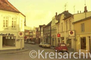 Hindenburgstraße: links Eckhaus 34: Straßenbild mit Giebelhäusern: vorne Einmündung in Hagenstraße: im Hintergrund Turm von Peter-Paul-Kirche