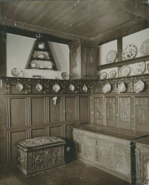 Altonaer Museum: Stube aus Viöl (mit Keramik an den Wänden)