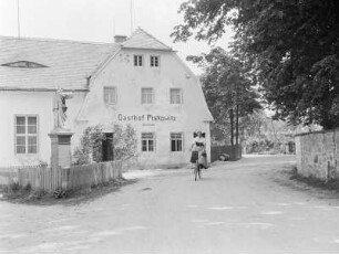 Piskowitz, Gasthof mit Fahrradfahrerin