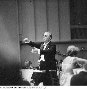 Aram Chatschaturjan mit Philharmonie; Serie beim Dirigieren, Harfenspielerin