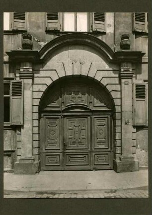 kleine Pfaffengasse 9a. Ehem. Fürstenhaus. Tor mit Bekrönung. 1930